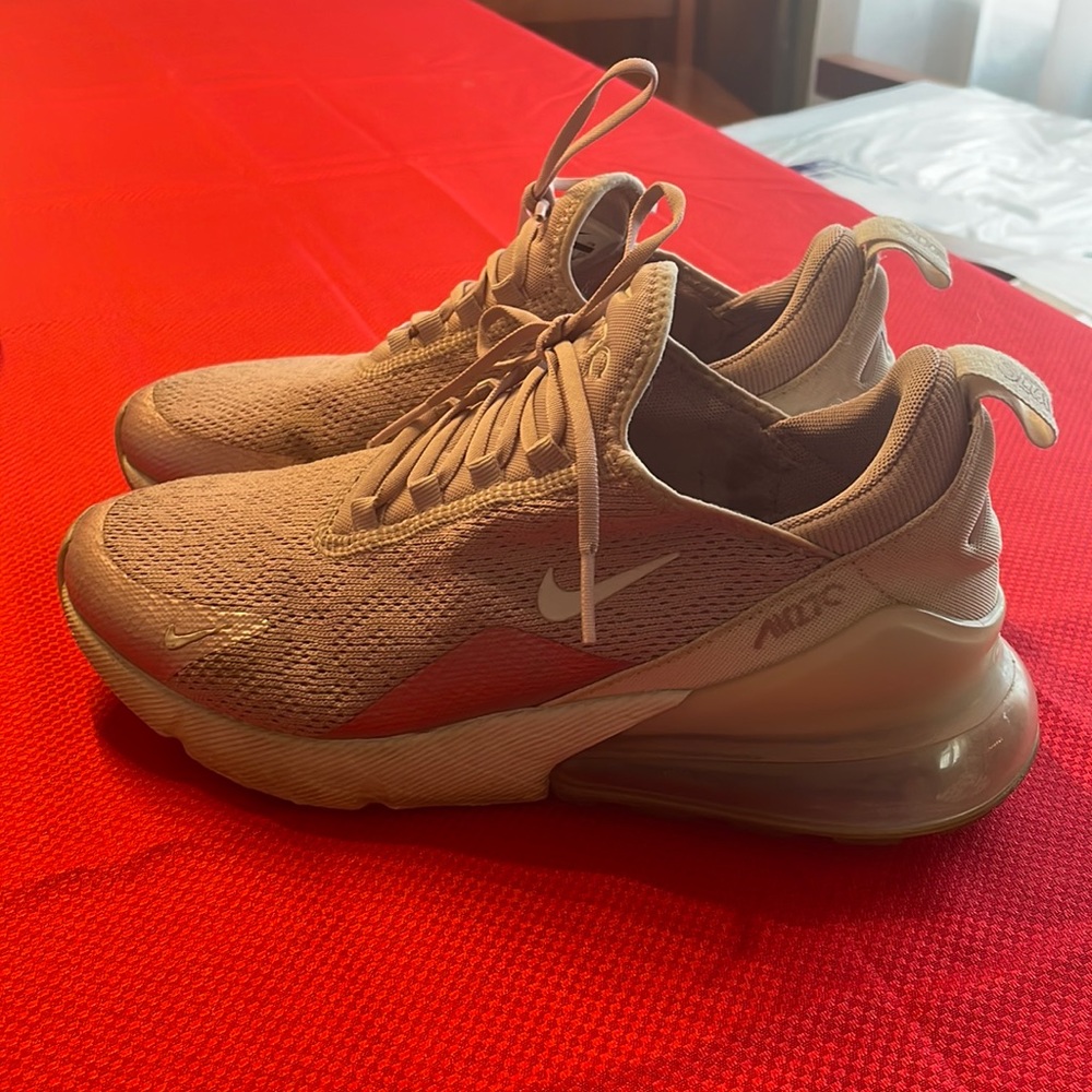 Women’s Nike Air 270 Size 8